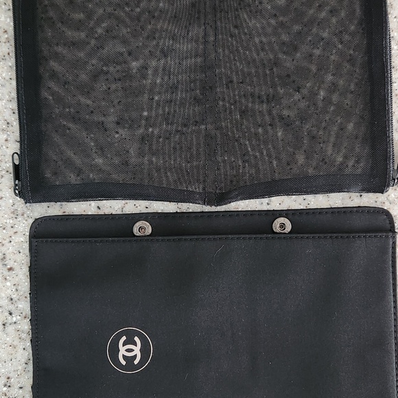 CHANEL Makeup Bag - Picture 7 of 10